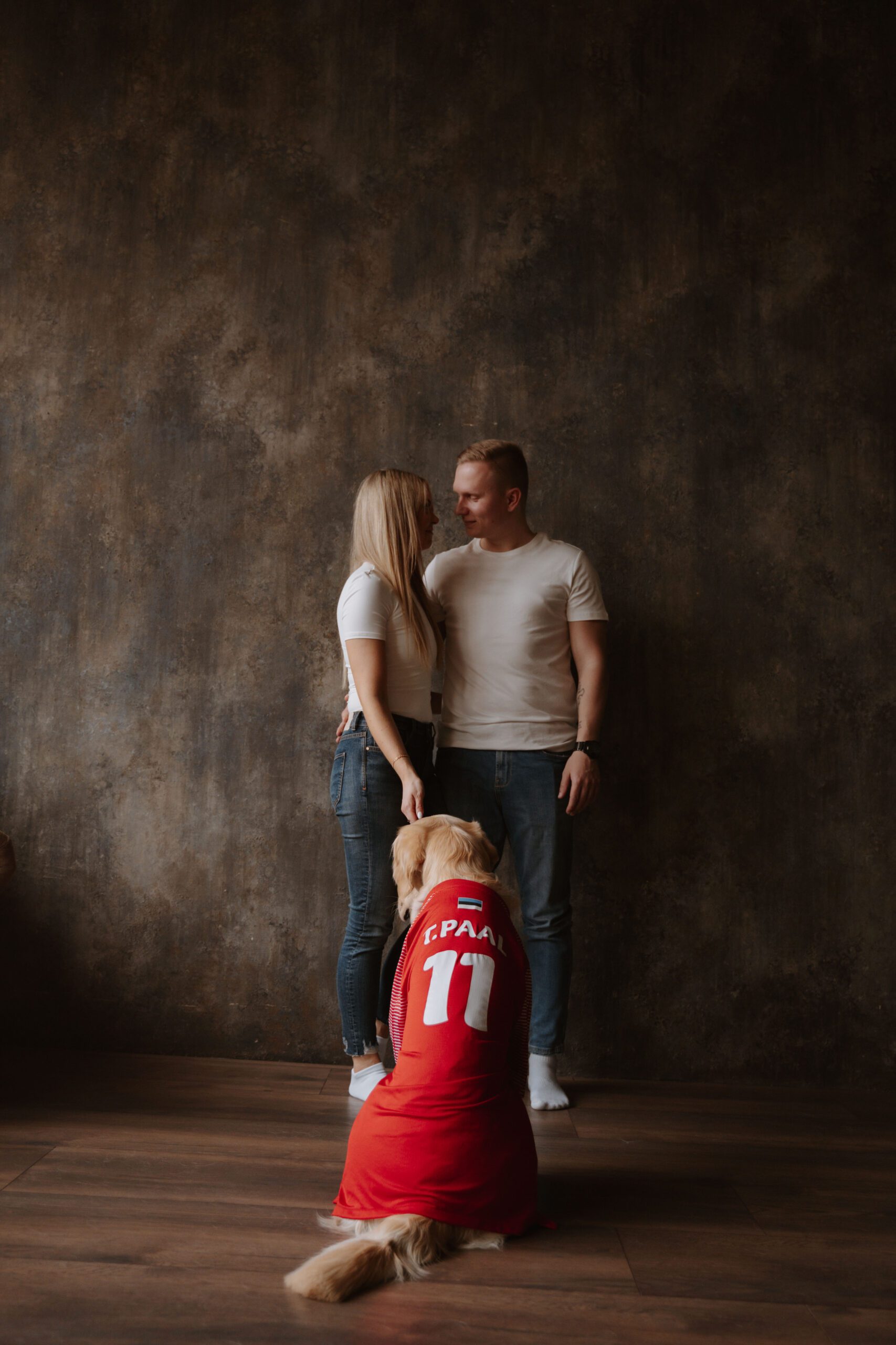 peresessiooni fotograaf koos koeraga