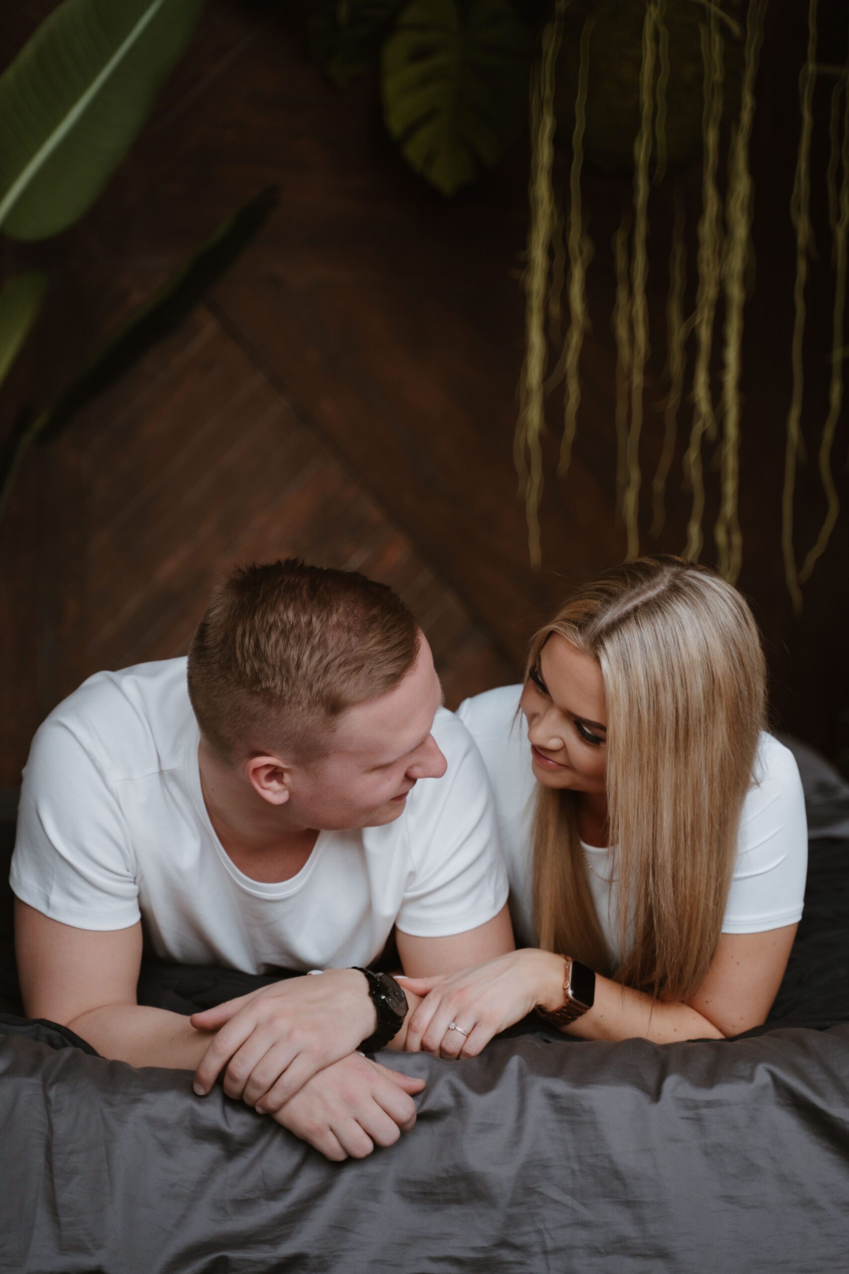 peresessiooni fotograaf koos koeraga