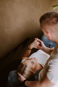 peresessiooni fotograaf koos koeraga